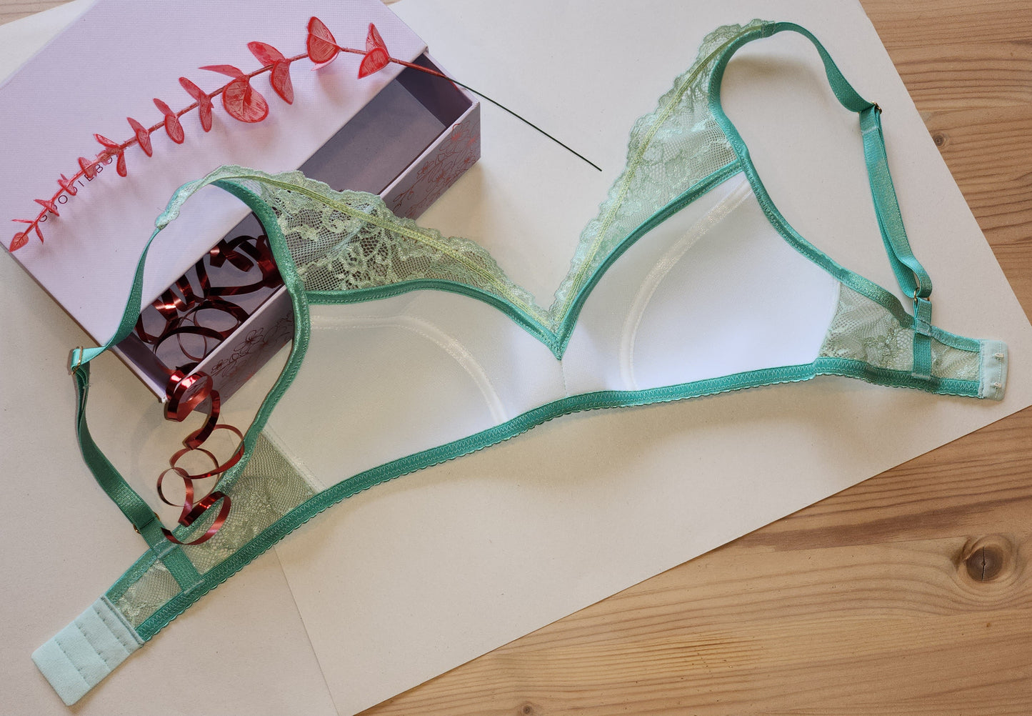 Offer of the month for May. 15% discount will be charged upon checkout. Large sewing set for 2x bras and panties or sewing package with <tc>lace</tc>, microfiber and Powernet in green. IDnsx1
