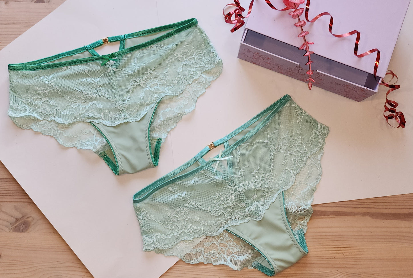 Offer of the month for May. 15% discount will be charged upon checkout. Large sewing set for 2x bras and panties or sewing package with <tc>lace</tc>, microfiber and Powernet in green. IDnsx1
