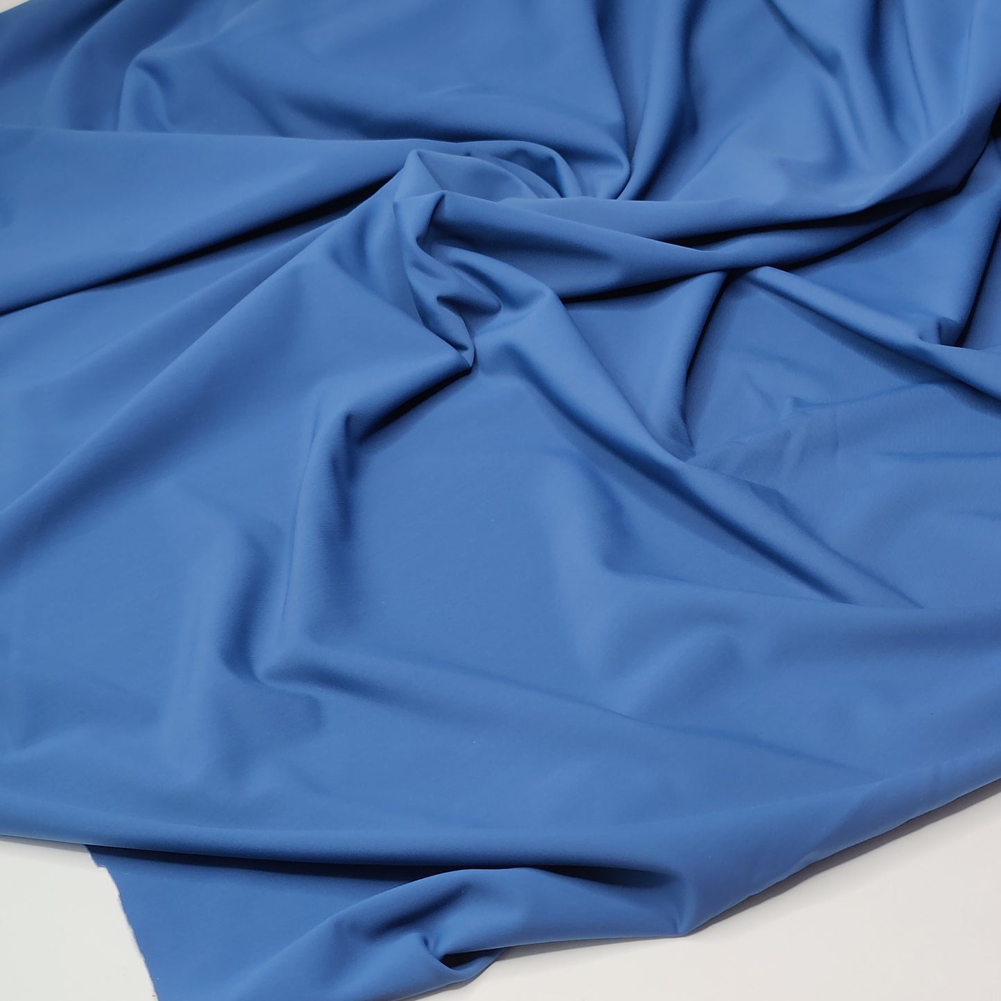Microfiber, bi-elastic laundry fabric. Color direction blue dusk