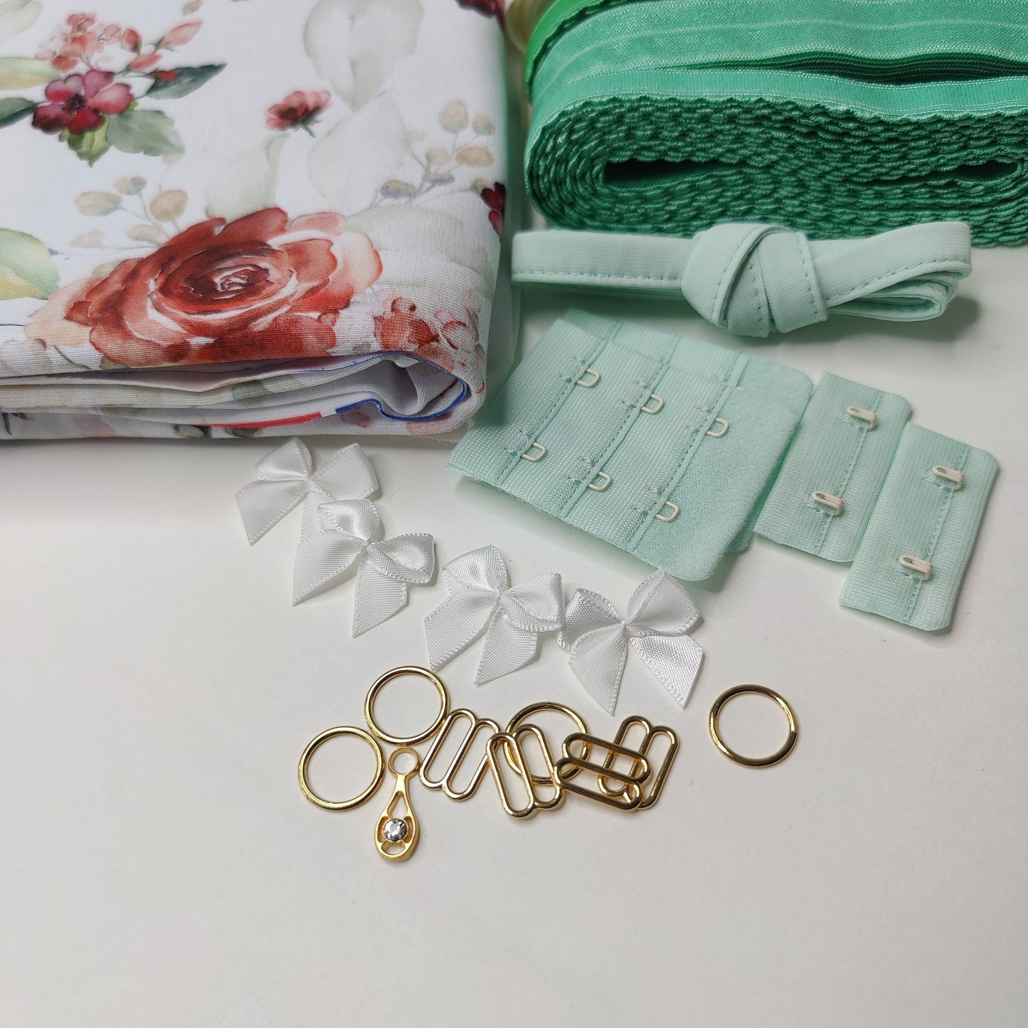 Offer of the month for May. 15% discount will be charged upon checkout. Large sewing set for 2x bras and panties or sewing package with <tc>lace</tc>, microfiber and powernet in green with flowers. IDnsx1