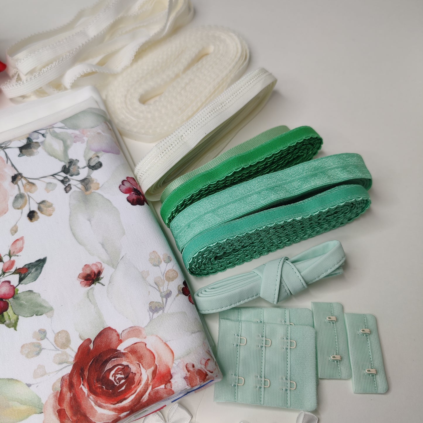 Offer of the month for May. 15% discount will be charged upon checkout. Large sewing set for 2x bras and panties or sewing package with <tc>lace</tc>, microfiber and powernet in green with flowers. IDnsx1